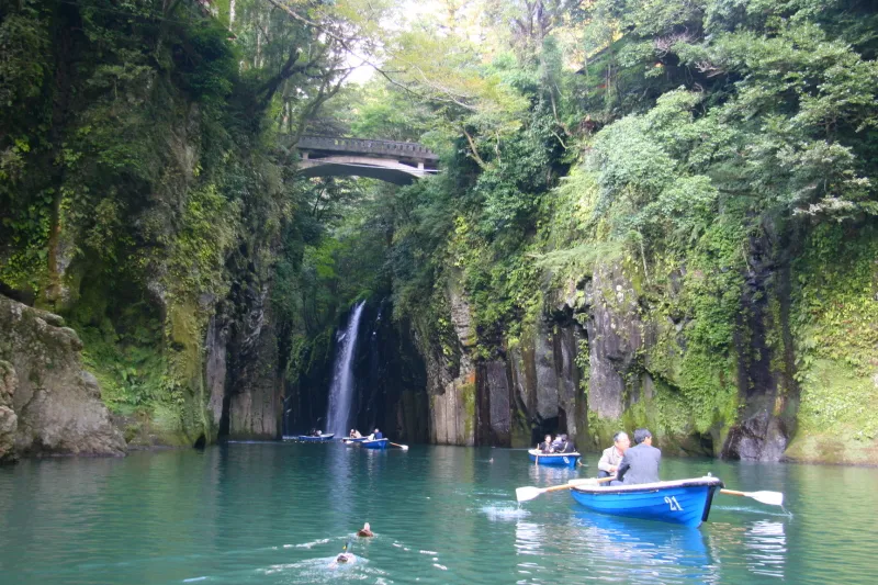 九州熊本発高千穂峡遊覧ボート＋高千穂トロッコ列車＋草千里ヶ浜＋阿蘇山火口 1日ツアーKlook