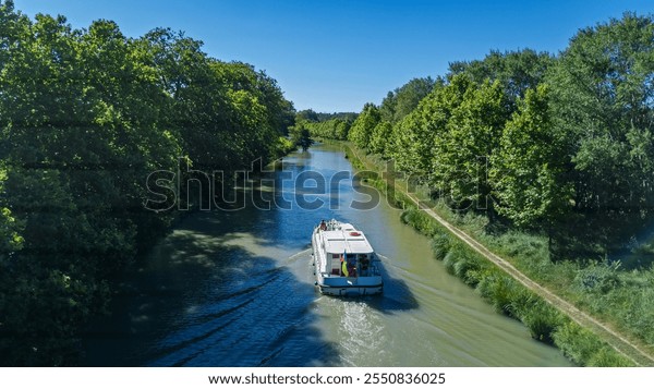 人工的に造られた、断崖絶壁に囲まれたコリントス運河を橋の上から眺める-ギリシャ旅行記21