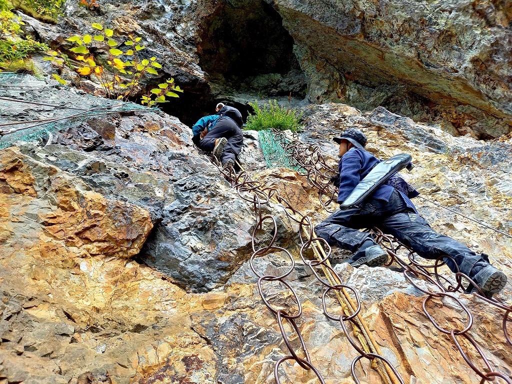 岩穴の中に鎮座する太田神社: なんだか知らないけどトンネルが好き