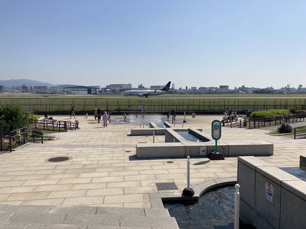 兵庫県伊丹市猪名川運動公園「第３・４運動広場」 サッカーグラウンド情報河川敷の土の飛行機が見えるグラウンドで駐車場は無料です。 –\サッカーキッズ子育て応援ブログ