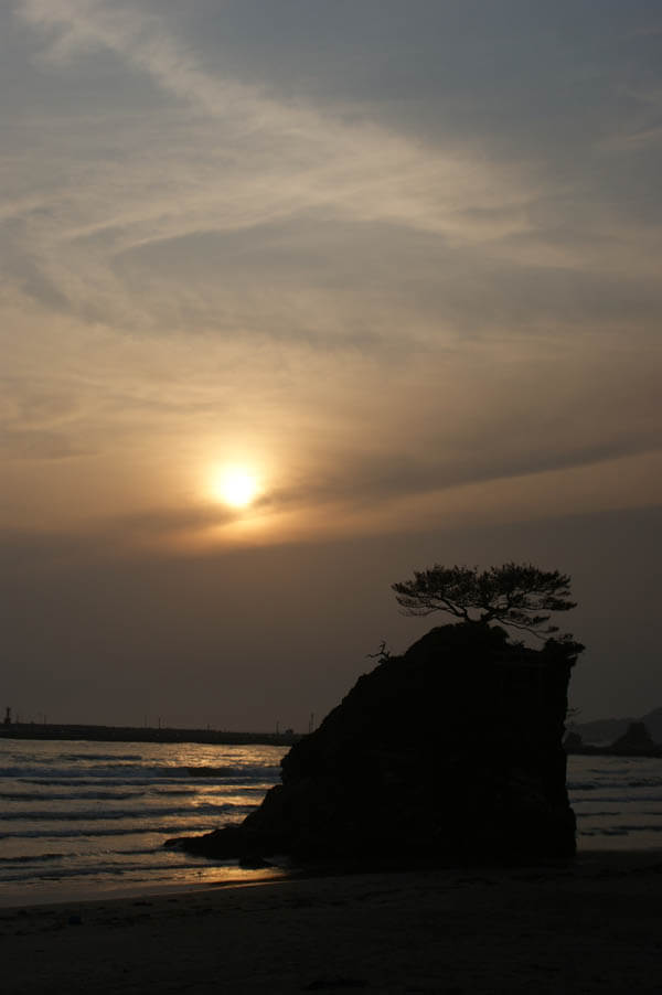 弁天島と夕日 - 出雲市、稲佐浜の写真
