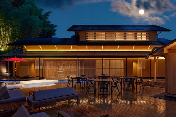 黄昏時を迎えて、神秘的な雰囲気が漂ってきた道後温泉街 愛媛旅行記⑰笑顔を伝える旅ブログ