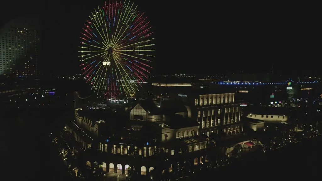 横浜の夜空をキャンバスに帆船・地球・バラの巨大な「絵」 ５００機のドローンで描く : 読売新聞