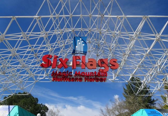 絶叫好きにおすすめの遊園地、シックスフラッグスへ行こう！ - New