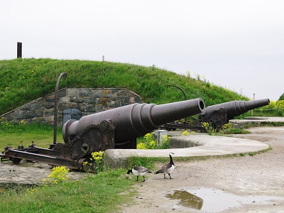 雪の残るスオメンリンナと、スオメンリンナのレストラン「Adlerfelt」Northmall+ ノースモールプラス