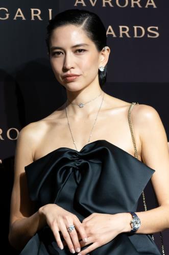 梅雨の長雨が過ぎて晴れ間が眩しいひととき。水の庭には睡蓮の花が姿を見せます。午前中の僅かな時間にだけ魅せる可憐な咲き姿、「その瞬間の特等席」をお楽しみください。,The long rainy season