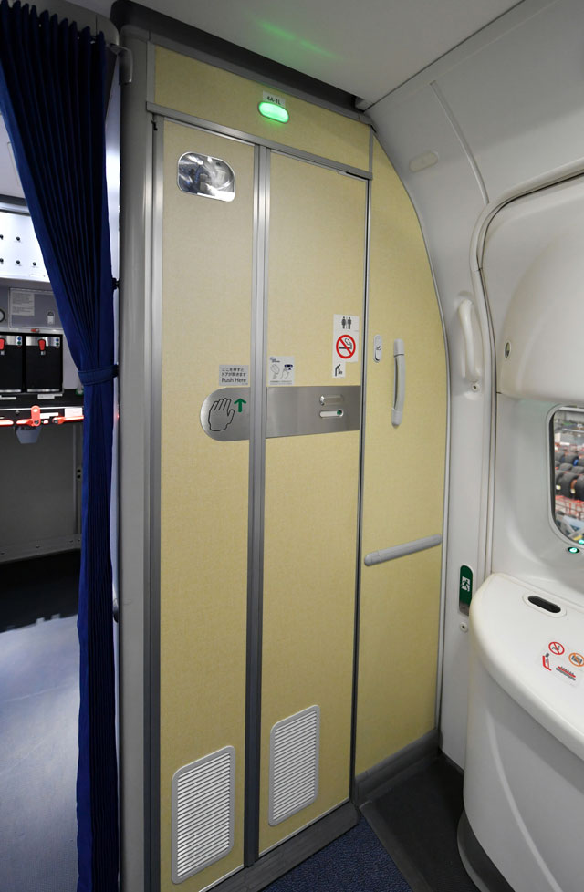 女性GSさんによるドアクローズANA 767-300ER 羽田空港にて