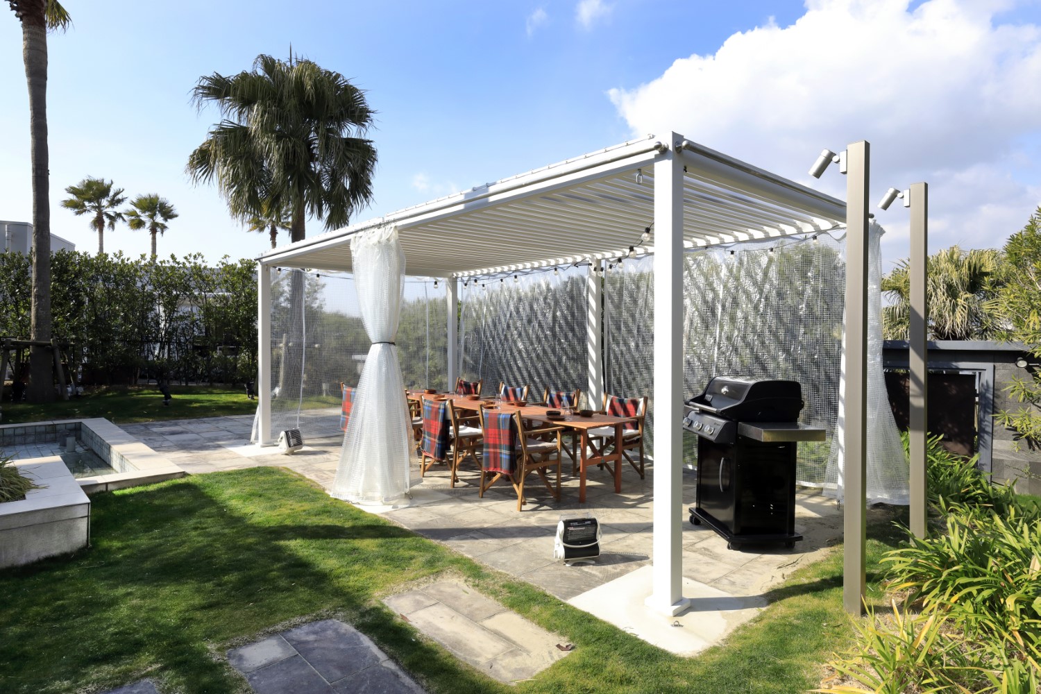 グランピングリゾートラヴィマーナ神戸はBBQだけではなく、誕生日や記念日、サプライズのパーティなどでもご利用いただいております。花束、フラワーアレンジもご好評をいただいており、ケーキもお子様の誕生日やご長寿、サプライズのウエディングケーキなどご要望に応じ