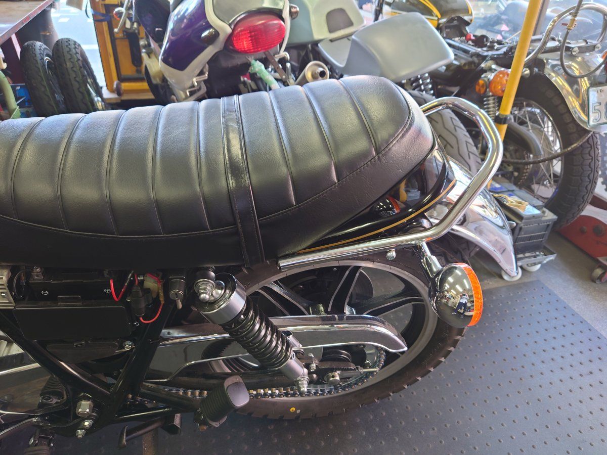 Amazonバイク用 シーシーバー リアキャリア付き タンデムバー 背もたれ