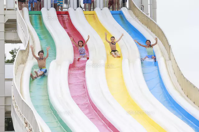 ウォータースライダーで遊ぶ水着姿の女の子2人の写真素材24298809 毎月1点無料 フリー のストックフォト