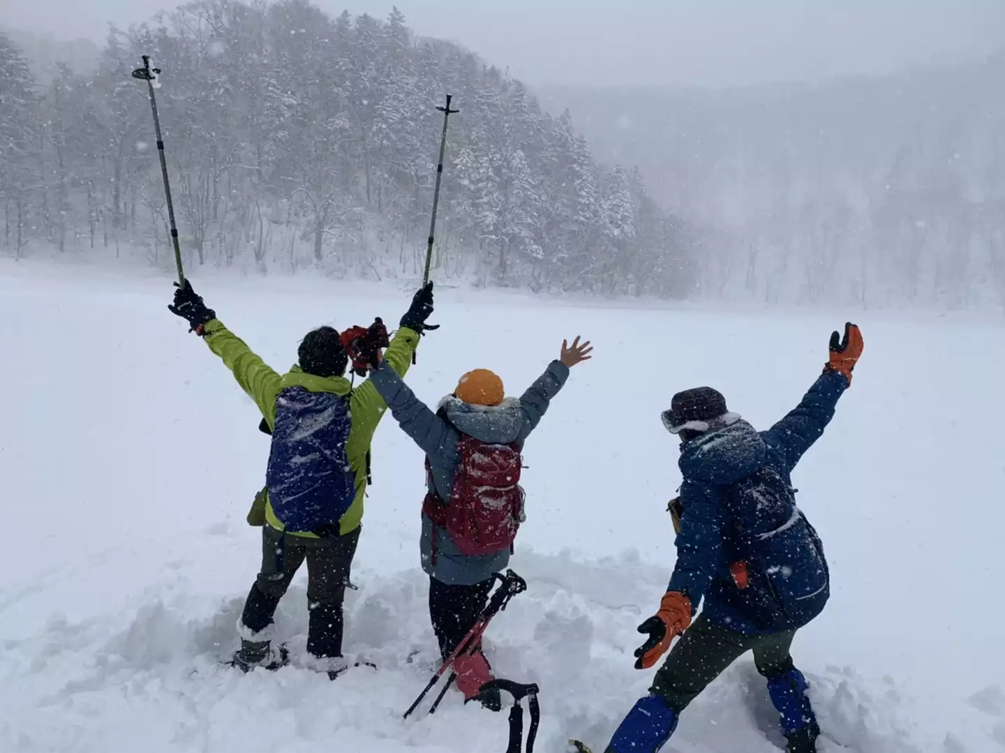 北海道・ニセコ 秋限定の紅葉トレッキング 羊蹄山麓の半月湖一周ツアー
