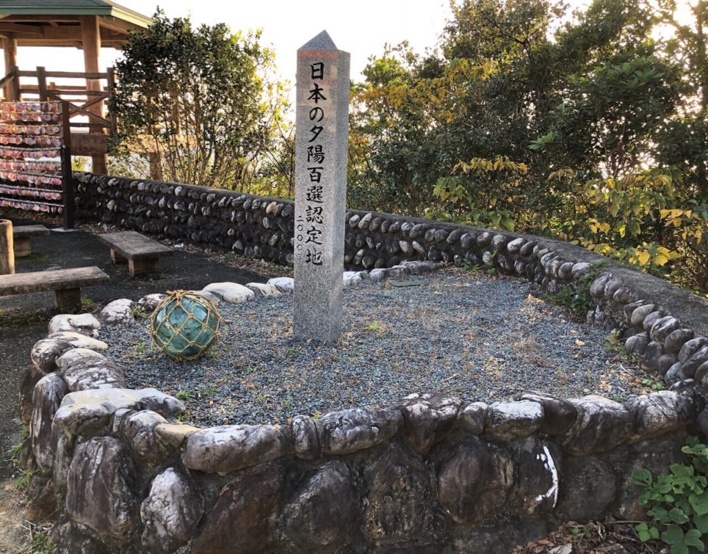 📍 ツバスの鐘 志摩市志摩市浜島町にある「ツバスの鐘」は、海を見渡す高台に静かに佇む鐘。かつてこの地を見守った灯台の跡地に建てられたもので、地元の人々に親しまれてきました🔔✨ 「ツバス」とは、伊勢志摩の方言で“若いハマチ”のこと🐟