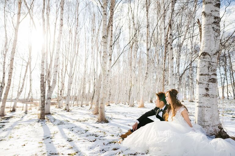 雪の中でプロポーズするウェディングフォト.com