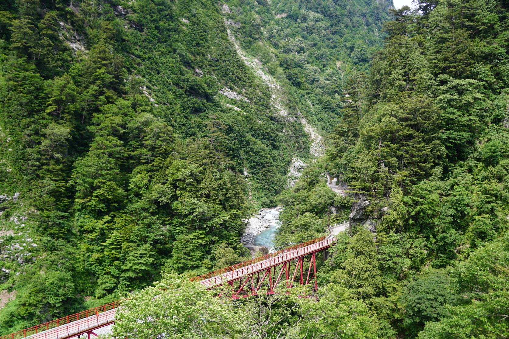 秘境・秘湯を大冒険！足湯に浸かって宿泊もできる欅平│黒部峡谷鉄道トロッコ電車