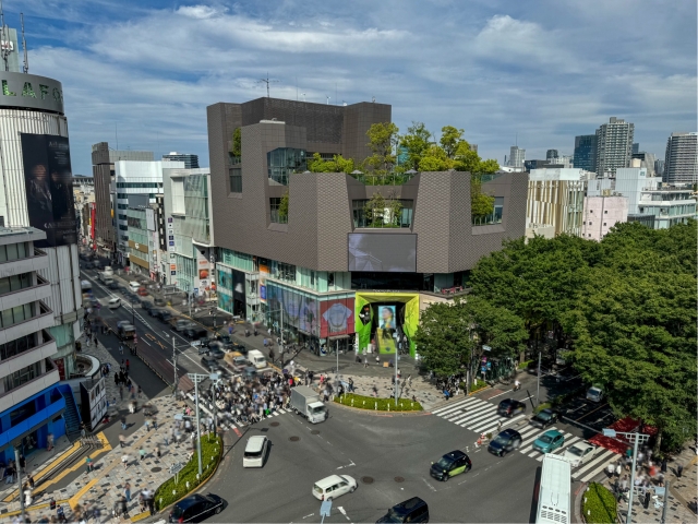 展示会やポップアップに最適！表参道ヒルズ同潤館にあるイベントスペース 試着室・天吊ハンガーパイプあり- ショップカウンタ