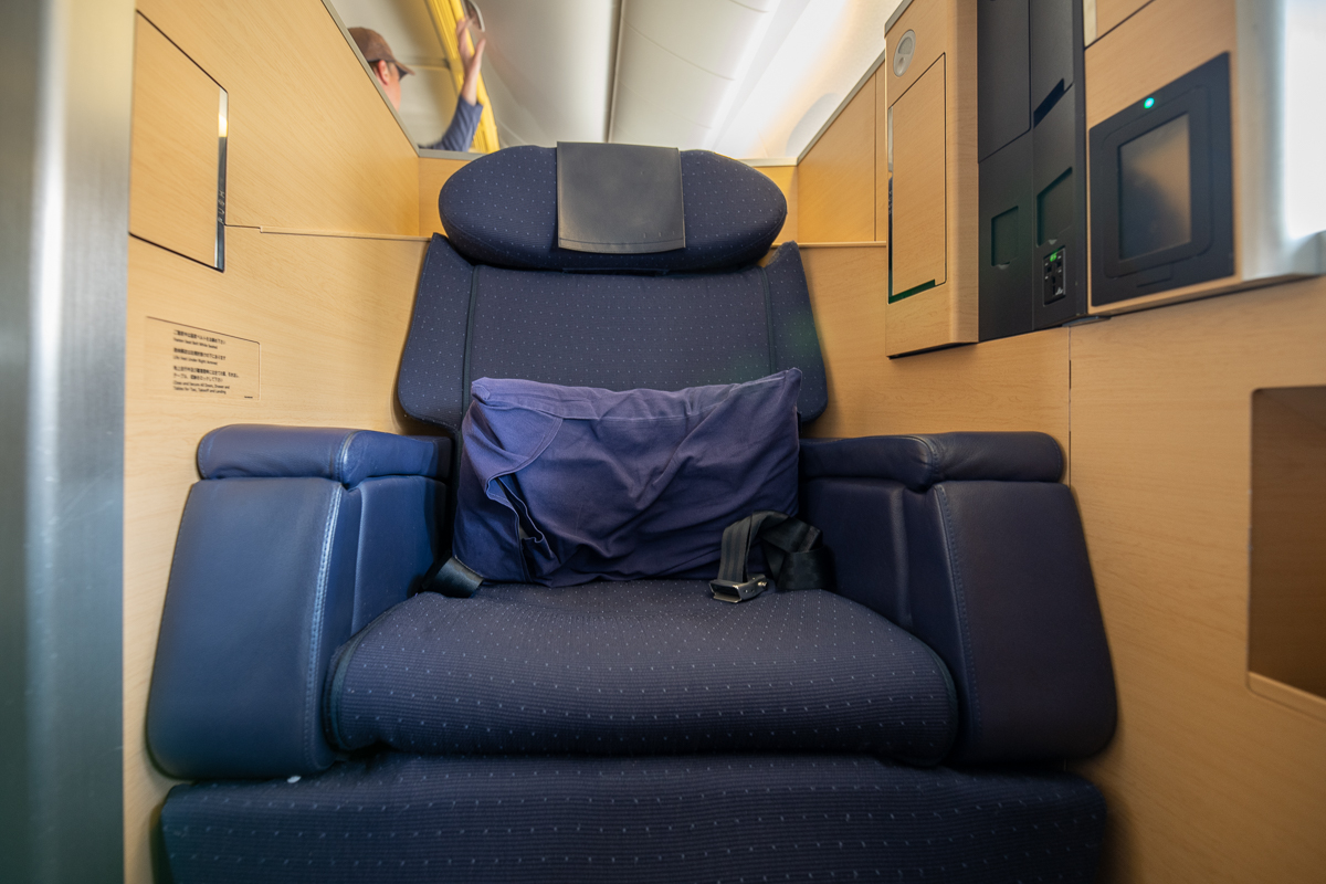 憧れのファーストクラスを徹底解剖！いつかは贅沢に、うるおう旅を: me&beaute-Maison KOSÉ