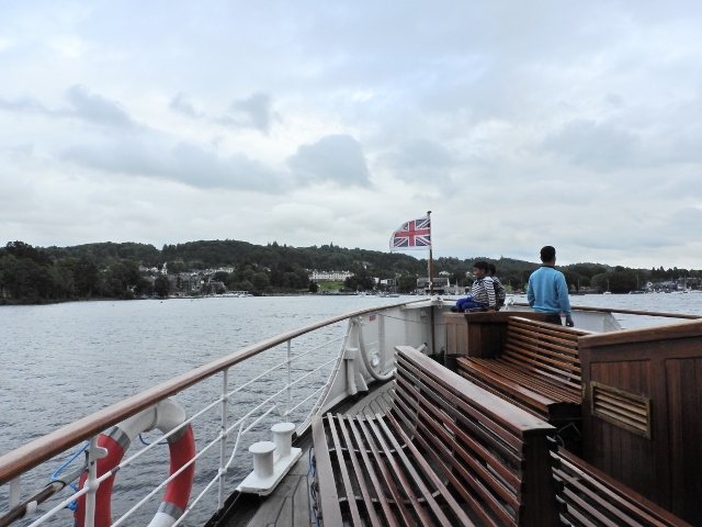湖水地方 世界遺産の湖「ヴィンダミア湖」を遊覧船で一周
