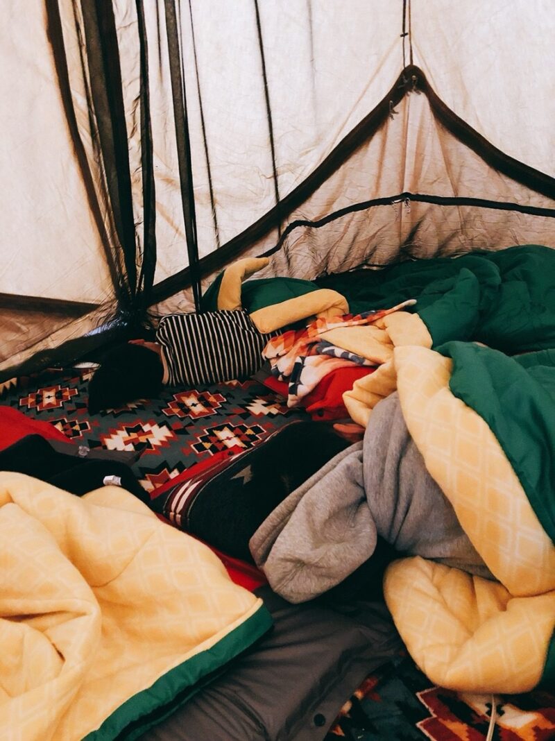 秋冬キャンプのお座敷スタイルの作り方。ラグやシートの重ね方、ラグの種類いろいろ。ちょっとキャンプ行ってくる