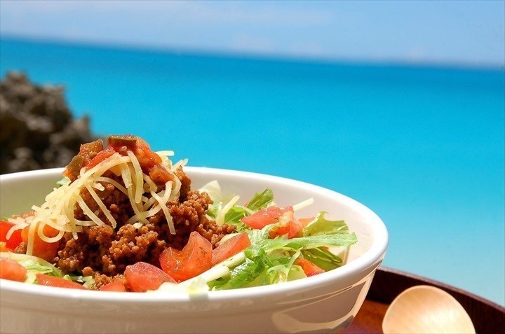 与那覇前浜ビーチは、東洋一の美しさを誇るビーチで、真っ白な砂浜と透明度抜群のエメラルドグリーンの海が魅力です。,全長7kmの広大なビーチで、来間大橋の絶景も楽しめる絶景ポイントです。,与那覇前浜ビーチ東洋一のビーチ宮古島旅行宮古島観光来間大橋宮古ブルーmiyakoisland