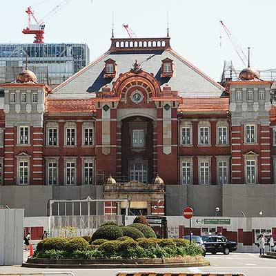 東京駅「赤レンガ駅舎」が、よく見ると“南側だけ長い”ナゾ 利用者の不満を買った「100年前の構造」をひもとく乗りものニュース