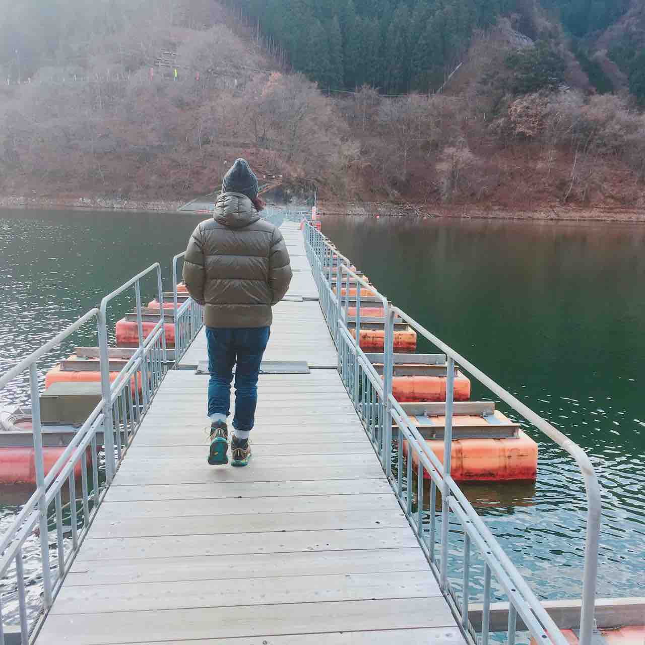 奥多摩湖に浮かぶ橋 浮橋を初体験！麦山浮橋と留浦浮橋の2つを巡ってきたあかめ女子のwebメモ