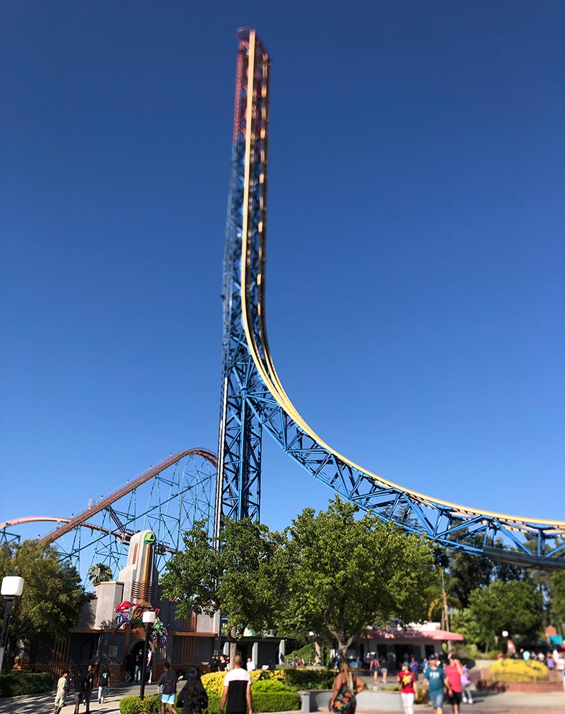 絶叫マシーンばかりアメリカの遊園地で有名なシックス・フラッグス・マジック・マウンテンを大紹介