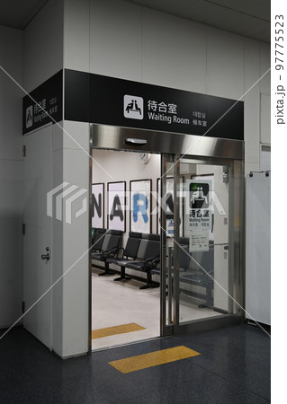 JR笠間駅 駅の待合室に笠間焼が展示されているのをご存知ですか？笠間駅は素敵な駅舎なんです！ この夏、列車の旅はいかがですか茨城笠間かさま巡り介绍一下笠间稍微介紹一下笠間おさんぽ笠間ki笠間焼鉄道水戸線笠間駅