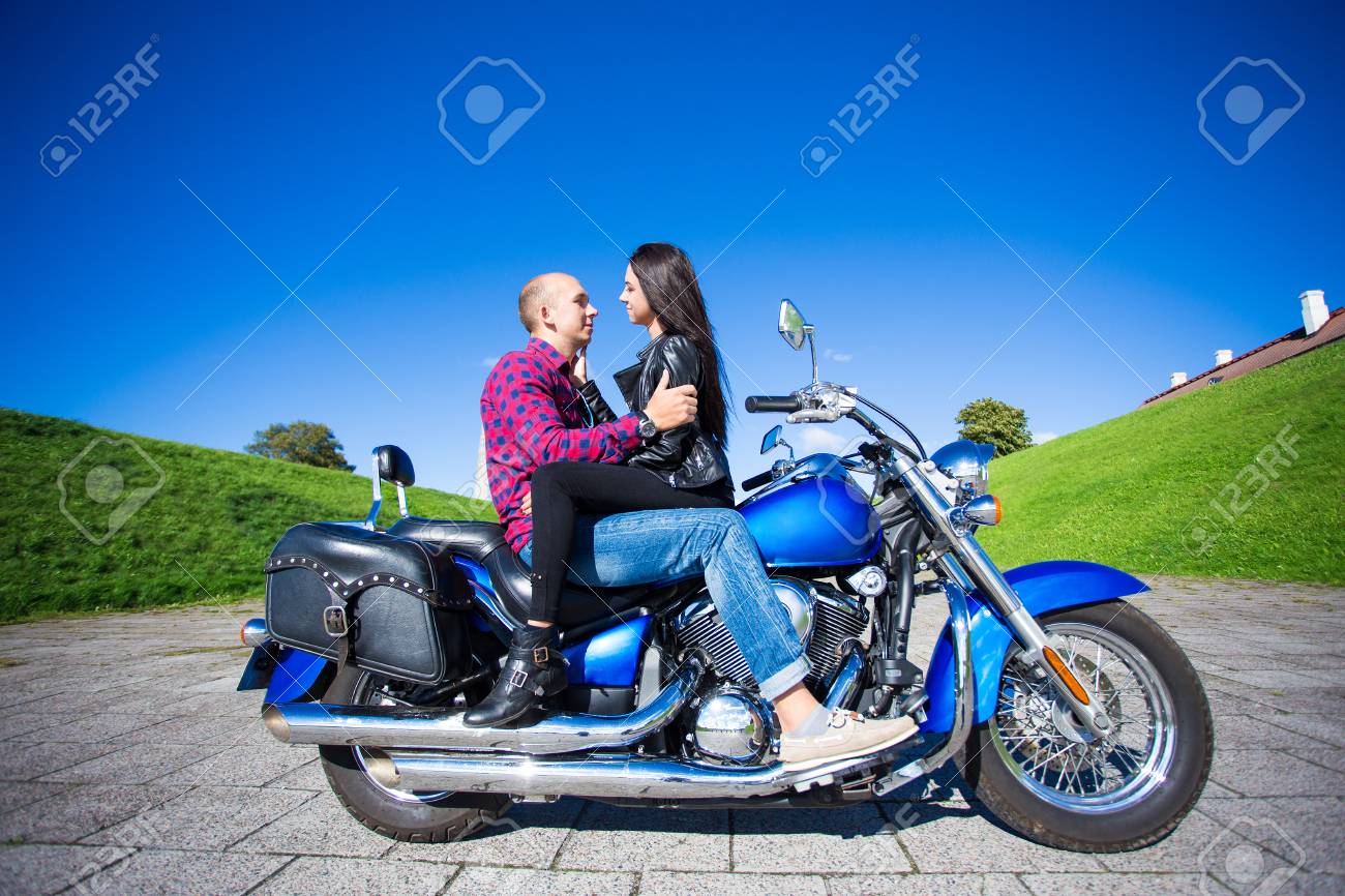 人物、日本人、カップル、若者、屋外、正面、上半身、2人、女の子、女性、男の子、男性、運転、出発、乗り物、バイク、スクーター、ヘルメット、笑う、青空、二人乗り、笑う、笑い、スマイル- フォト作品紹介イラスト＆写真のストックフォトwaha ワーハ