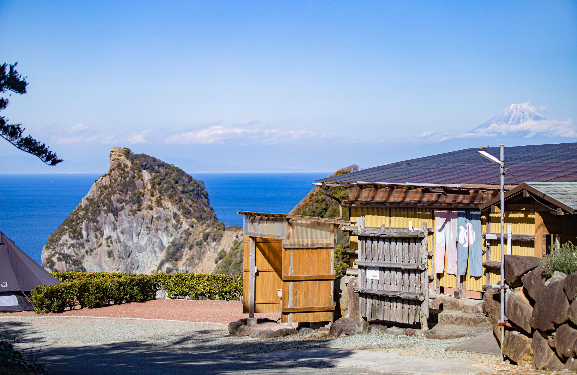 2023年版 富士山や湖が見える穴場オートキャンプ場まとめ横浜のキャンピングカーレンタル・EAST WOOD CAMP