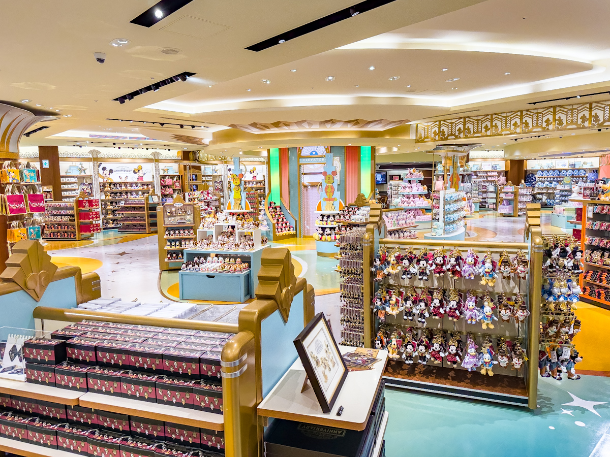 ディズニーストア30周年 店舗内には30周年グッズ盛沢山！ 30周年を彩る可愛らしいアイテム多数展開