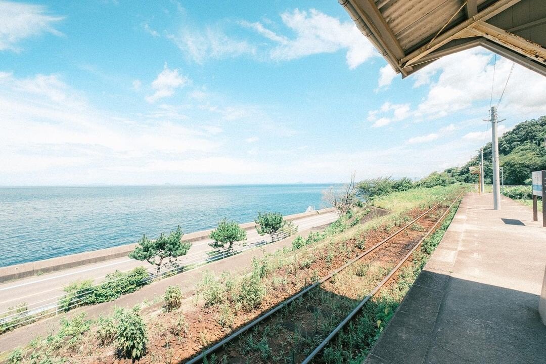 こんにちは、下灘商店です！ 下灘駅には、「観光列車伊予灘ものがたり」以外にも、1日18本の列車が停車します。基本となるシルバーの車体に水色のラインが入った7000系の車両のほか、さまざまなラッピング列車がやってきます。 中でも、ひときわ目を引くのがJR四国の