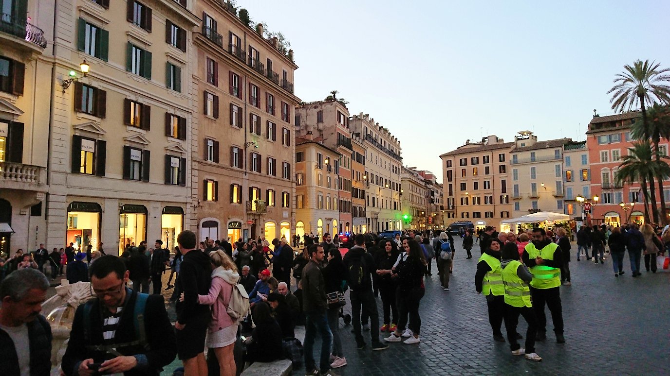 イタリア ローマ旅行記19 スペイン広場でジェラート食べてお買い物。ズーパーズマがお土産購入にお勧め！ : ロンリートラベル