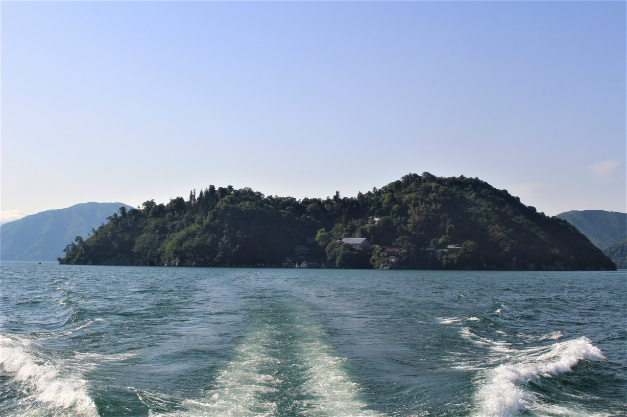 琵琶湖に浮かぶ弁財天の聖地、竹生島の魅力