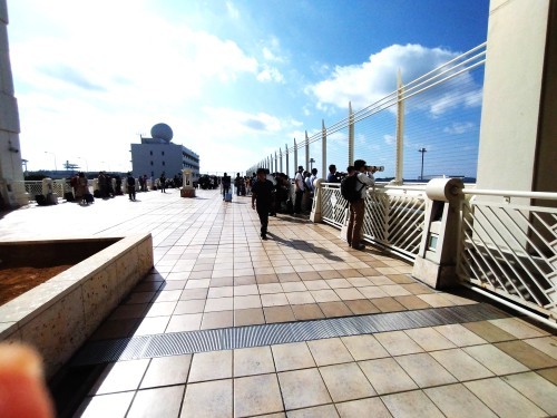 展望デッキ紹介国際線エリア4階にある「展望デッキ」をご紹介いたします😄 那覇空港から飛び立つ飛行機に想いを馳せ、広々とした空間でゆっくり過ごすことができます☺️♫那覇空港にお越しの際にはぜひお立ち寄りくださいね✈️那覇空港国際線展望デッキ