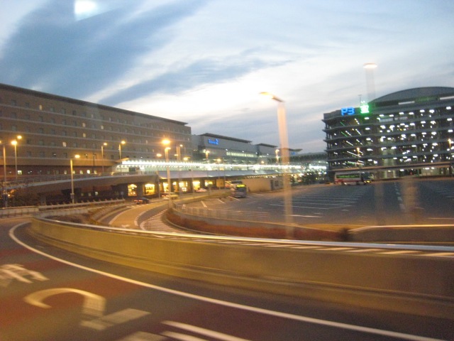 豊洲〜成田空港を運行するリムジンバス、早くて電車よりもラク！所要時間はわずか1時間とよすと - 毎日更新！豊洲エリアの今がわかる地域情報サイト