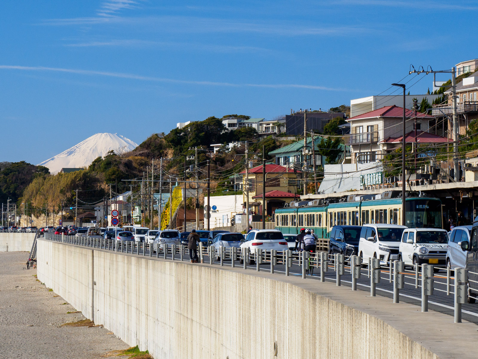 スラムダンクの聖地”江ノ電・鎌倉高校前駅で観光客の対応体制が本格スタート 誘導員を配備 観光客の混雑問題を受け神奈川・鎌倉市