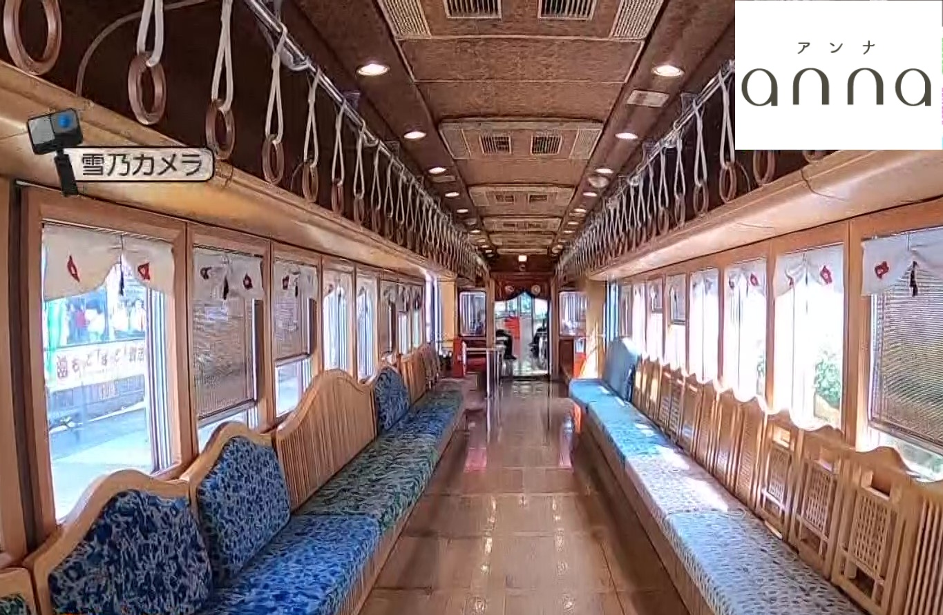 和歌山駅の一番端っこ、9番ホームに入ってきた、2両編成の真っ赤なかわいいうめぼし電車。水戸岡さんデザインです。うめぼし電車和歌山電鐵和歌山駅和歌山電鐵貴志川線 ,貴志川線 ,和歌山電鐵和歌山駅