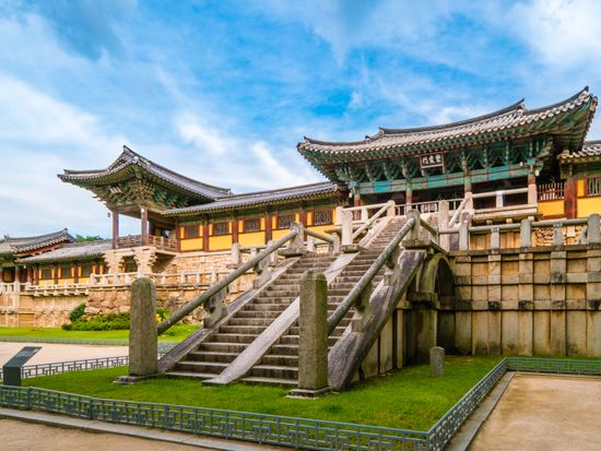 yuka❇御朱印. 初、海外御朱印inソウル🇰🇷✈️ . 韓国にも御朱印あればいいな～っていうちょっとした希望を込めて、韓国 に御朱印帳持って行って、お寺のインフォメーションセンターみたいなところ行ってみたら、ちょうど御朱印頼んでる日本人親子の方々がいて、便乗し