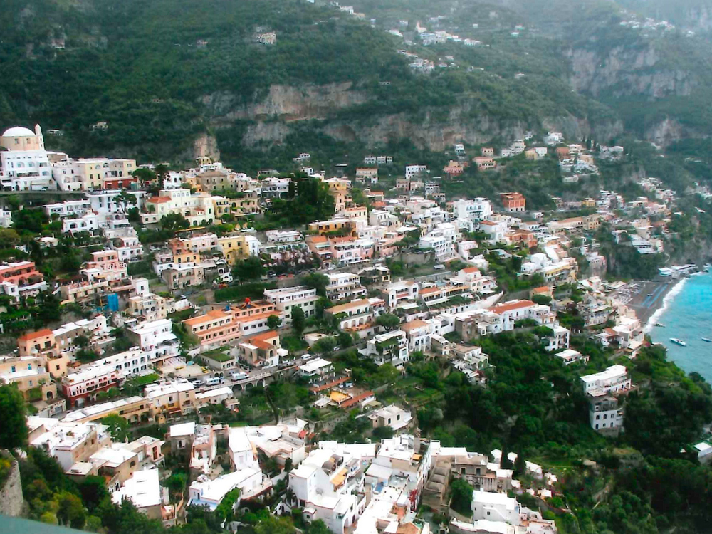 世界遺産アマルフィ海岸日帰り観光ツアー ソレント＋ポジターノ＋アマルフィ訪問 各地でフリータイムあり！＜英語 混載 往復送迎付