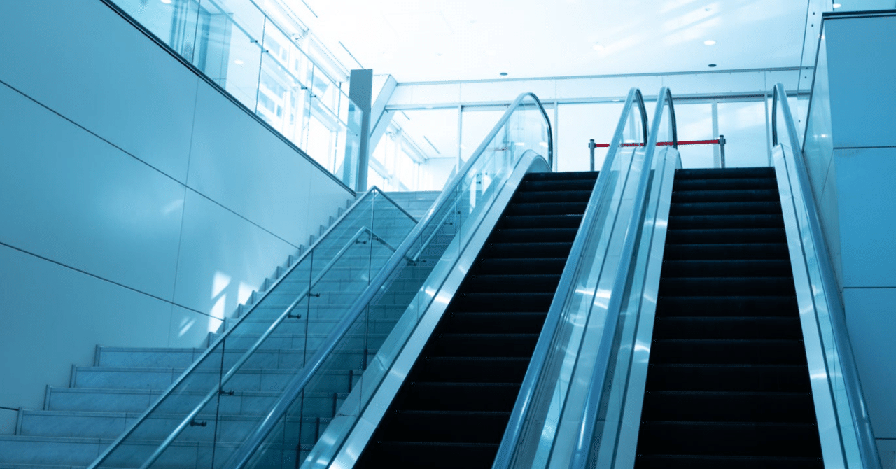 大きなゴールデンが飼い主さんに抱っこされてエスカレーター乗るその姿がかわいすぎる！！ 海外・動画ガジェット通信 GetNews