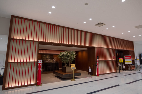 大阪・伊丹空港、長年使われてきたパタパタ式の到着案内板があるレトロな到着ロビーが役目を終えた 鳥海高太朗- エキスパート