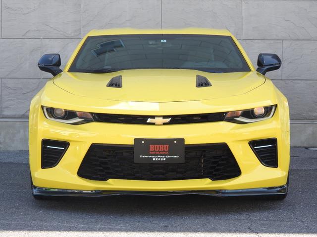 黄色のハイテク シボレー カマロのコンバーチブル — ストック編集用写真©Junot