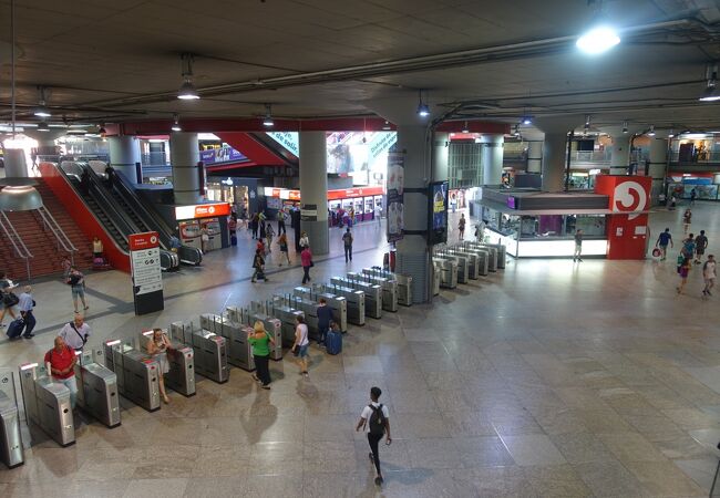 世界の鉄道：駅の中に植物園が！マドリードで一番大きな「アトーチャ駅」 スペイン : ROAD