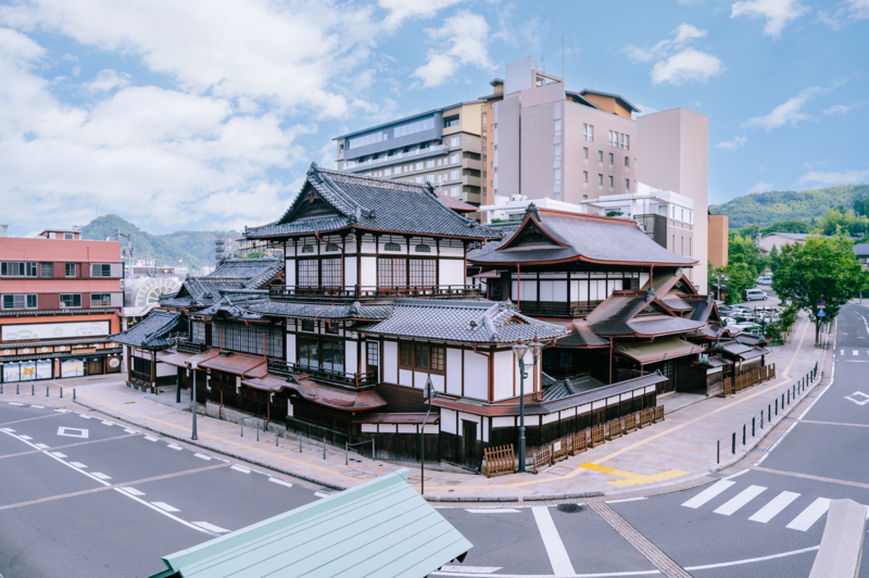 日本最古の温泉、道後温泉の周りには魅力的なスポットがたくさん！森松交通