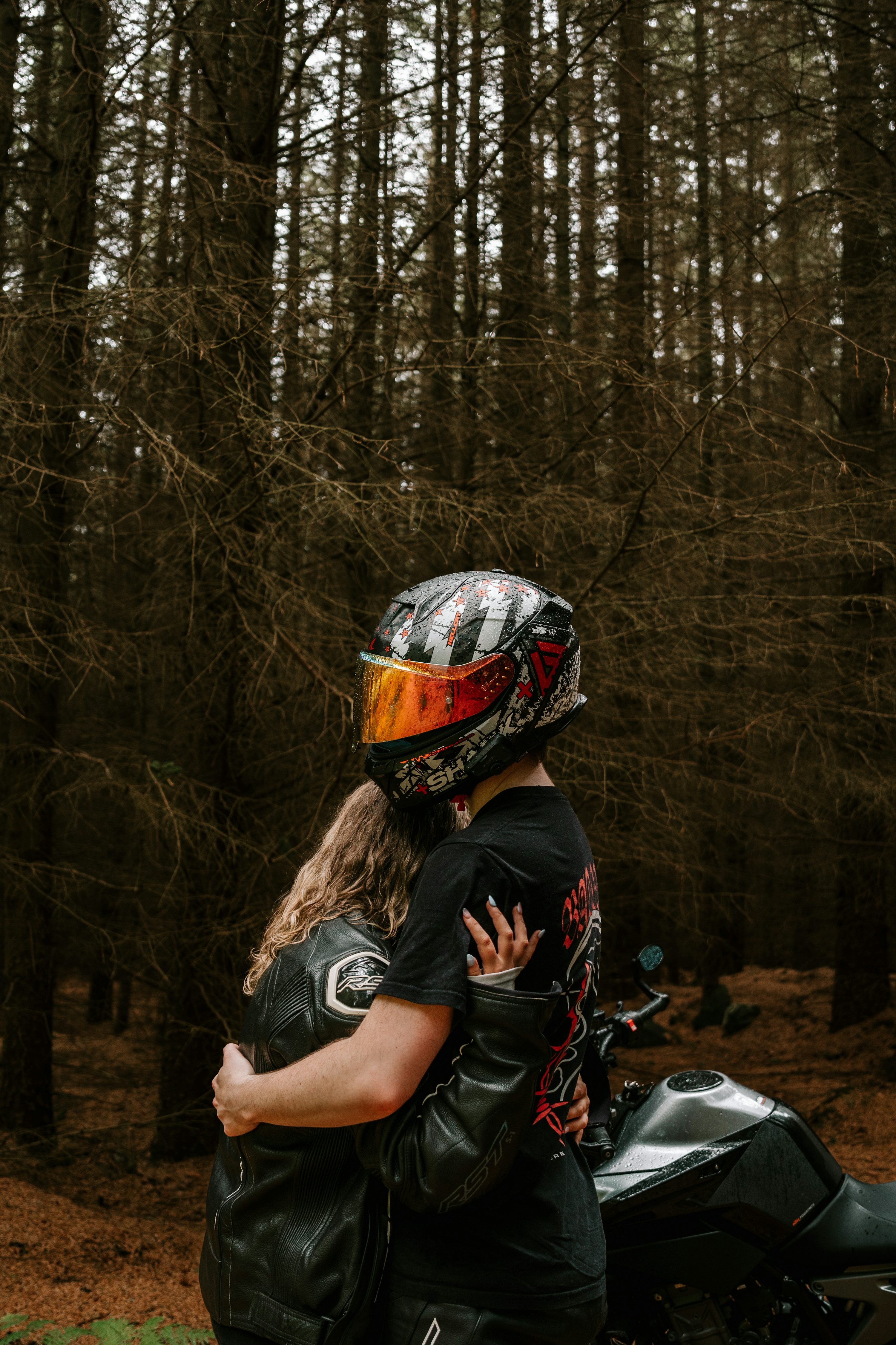 夫婦揃っていい思い出」かっこいいバイクに乗ってカップルフォトの撮影OurPhoto アワーフォト