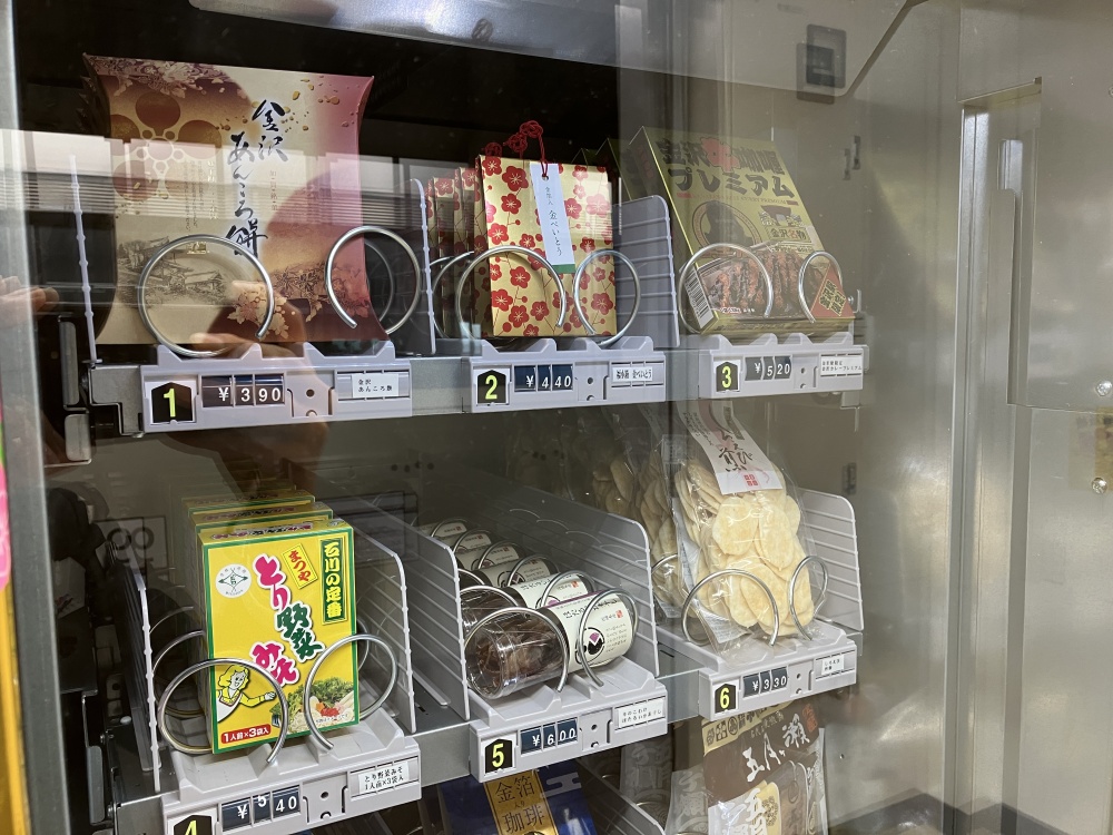 金澤 ＢＯＳＴＯＮかがやきマドレーヌ北陸新幹線開業当時、よくお問合せがあった商品が復活していました✨ 新幹線型の箱に新幹線パッケージのマドレーヌが12個入っています！🚄とってもかわいくてお子様にもおすすめのお土産です💖