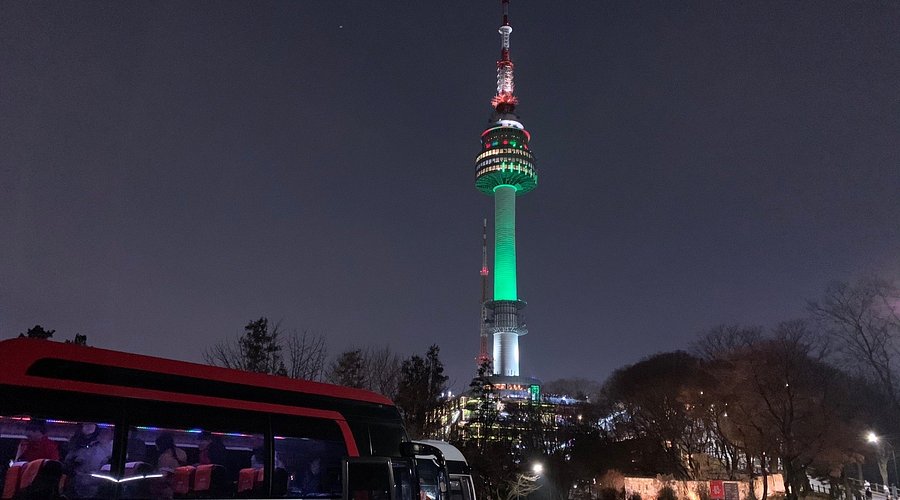 ソウルの中心で明るく輝く南山Ｎソウルタワー 🌇 グリーンオーロラ色に染まった南山ソウルタワーを2月の壁紙でご覧ください🤗リンクからダウンロードしてください