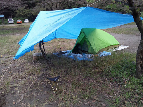 ブルーシートはタープとしても活用できる！張り方や注意点を解説キャンプ・アウトドア情報メディアhinata