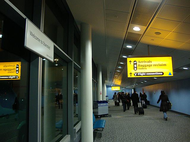 スタンステッド空港STNと英国のロンドン中心部間のバス送迎Klook