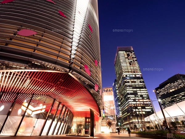 東京駅前に新ヤンマービル開業、パイプの水平ルーバーや壁面と吹き抜けの緑化が印象大日経クロステック xTECH